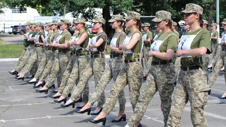 Ukrainan naissotilaat marssivat korkokengissä