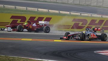 Felipe Massa ja Lewis Hamilton osuivat yhteen Intiassa