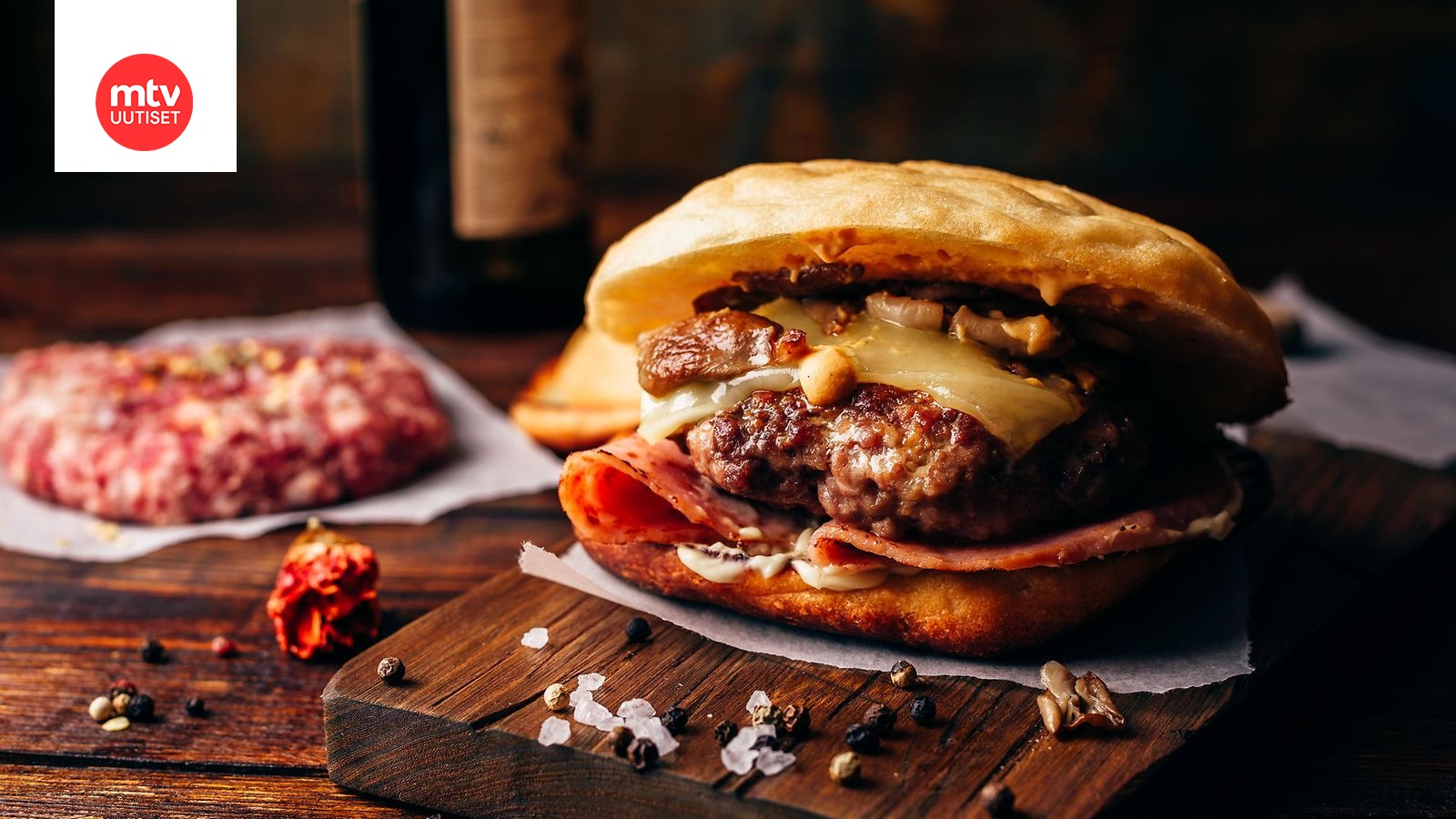 Paras jauhelihapihvi burgeriin: Salainen raaka-aine lisätään  paistovaiheessa | Makuja | MTV Uutiset