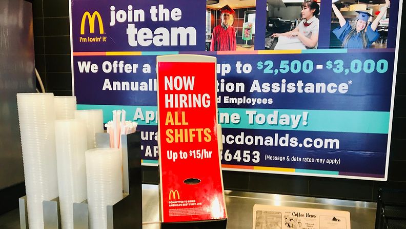 Yhdysvaltalaisen McDonaldsin kassalla oleva mainoskyltti, jolla houkutellaan työntekijöitä. 