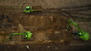 Ilmakuva kaivureista, jotka kaivavat minkkien ruhoja ylös armeijan alueella lähellä Nørre Feldingiä Tanskassa toukokuussa.