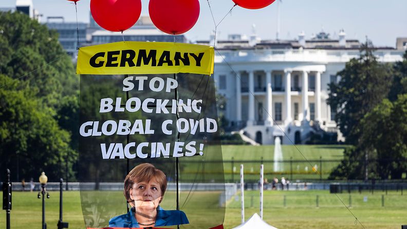 Mielenosoittajien Valkoisen talon edustalle ilmapalloilla ripustama lakana, jossa vaaditaan Merkelin tukea rokotepatenttien purkamiseen.