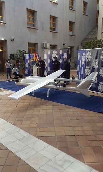 Espanjan poliisin julkaisema kuva takavarikoidusta dronesta, jolla oli tarkoitus salakuljettaa huumeita