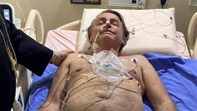 Brasilian presidentti Jair Bolsonaro sairaalan pedissä.