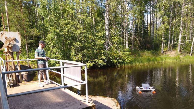 Antti ohjaa venettä, jossa viistokaikuluotain. Kuva otettu ensimmäisellä etsintäreissulla 5.7.2021.