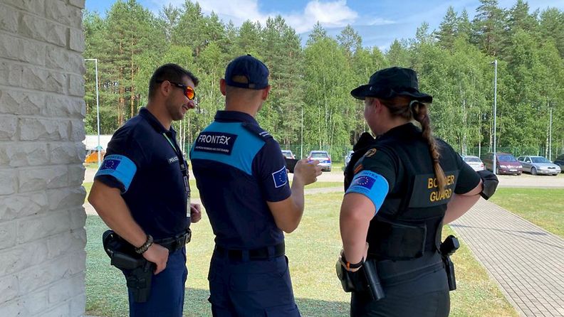Kolme suomalaista rajavartijaa Valko-Venäjän vastaisella rajalla aurinkoisena kesäpäivänä.