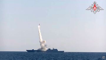 Venäläinen sotalaita testaa ohjusta, joka nousee savupatsaan saattelemana mereltä.