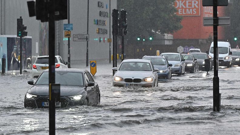 LK: Lontoon tulvat, rankkasateet, liikenne