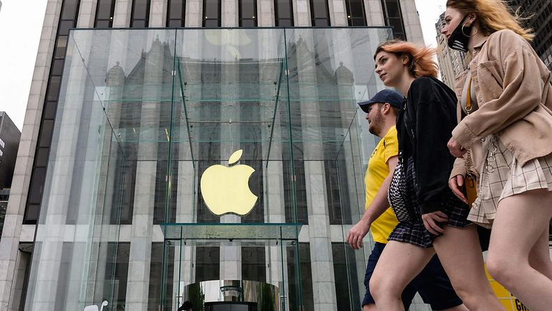 Naiset kävelevät Applen kaupan ohi New Yorkissa.