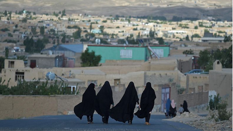 Naisia kävelemässä Ghaznin kaupungissa Afganistanissa.