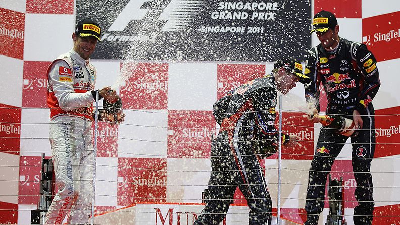 Jenson Button, Sebastian Vettel ja Mark Webber Singaporen GP:n palkintopallilla 