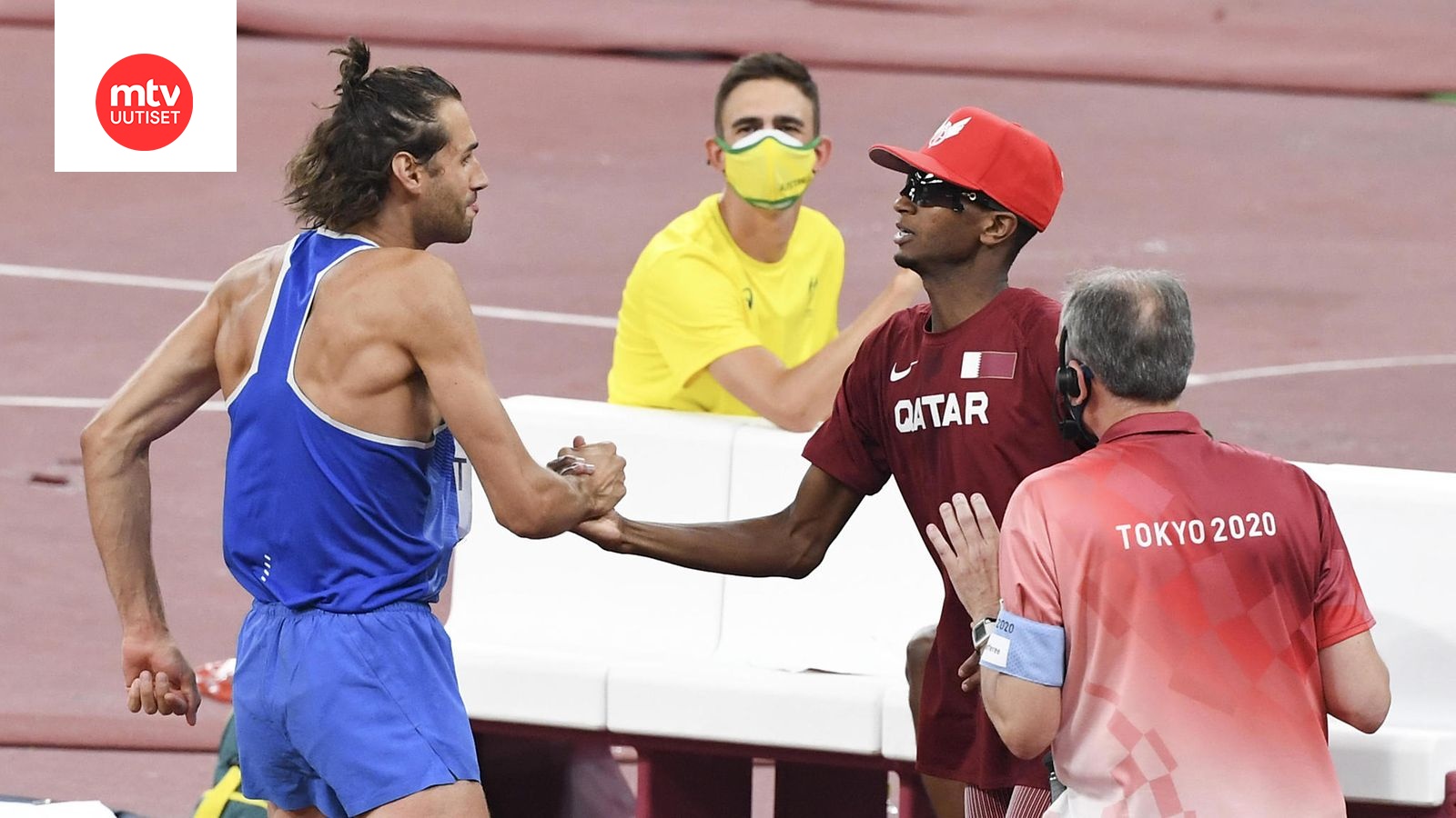 Italian Gianmarco Tamberi ja Qatarin Mutaz Essa Barshim juhlivat yhdessä  korkeushypyn olympiakultaa 