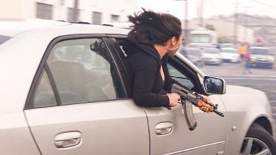 Poliisin kuva nainen roikkui auton ikkunasta kivääri kädessään