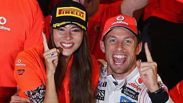 Jenson Button juhlii Suzukan voittoa tyttöystävänsä Jessica Michibatan kanssa.
