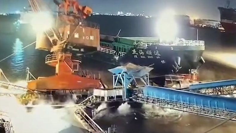 Nosturi romahti rahtilaivan törmäyksen seurauksena – valvontakameravideo paljastaa miten niukasti satamatyöntekijä pelastui