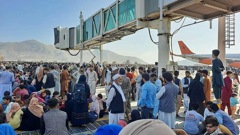 Kabulin lentokenttä täynnä maasta pois pyrkiviä ihmisiä.