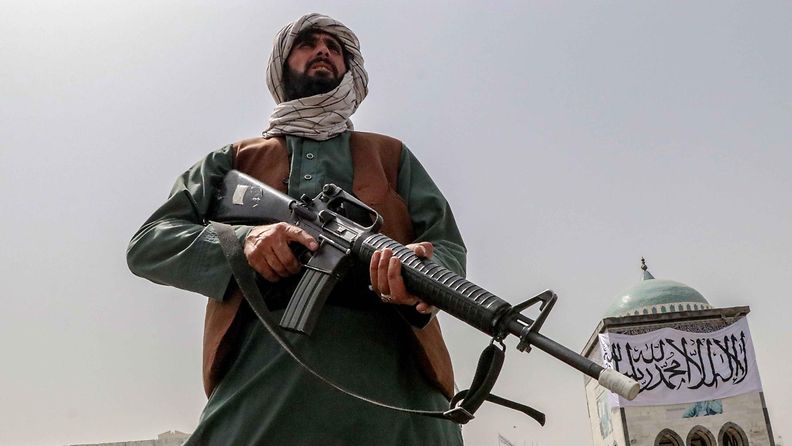 Taleban-taistelija vartioi Kandaharissa.
