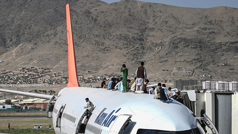 Afgaanit kiipesivät lentokoneen päälle Talebanin vallattua Kabulin.