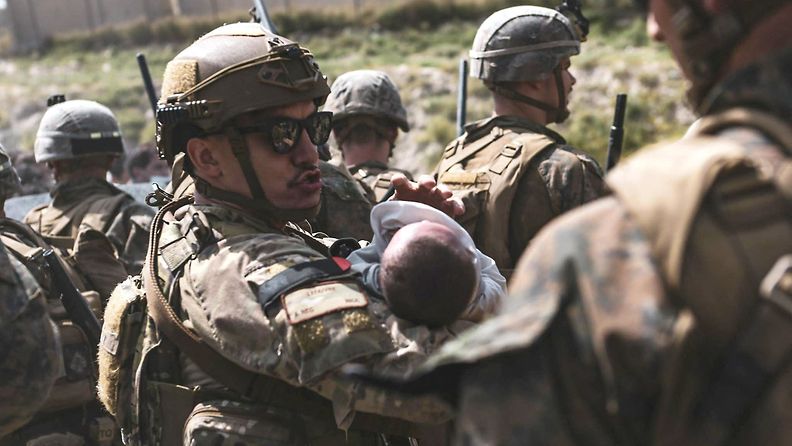 Yhdysvaltalaissotilas kantoi lasta sylissään Kabulin lentokentällä 20. elokuuta.