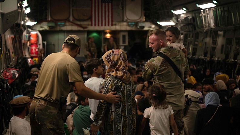 Yhdysvaltalaissotilaita ja Kabulista evakuoituja siviilejä 19. heinäkuuta nimeämättömässä paikassa.