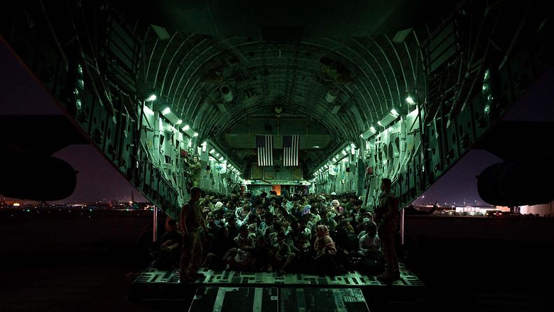 Evakuointilento Afganistanista Kabulin lentokentällä.
