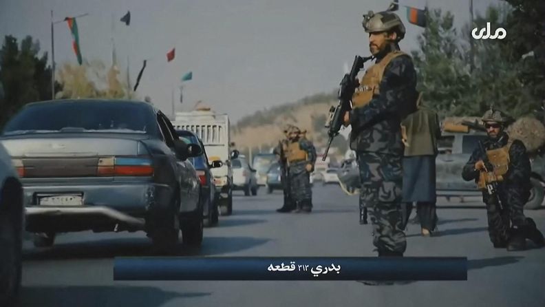 Talebanin erikoisjoukkoa propagandavideolla valvomassa autoliikennettä.