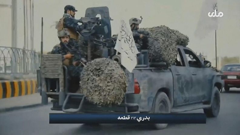 Talebanin erikoisjoukkoja propagandavideolla aseistetun auton kyydissä.