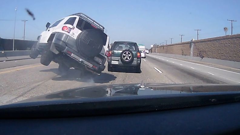Yhdysvaltalaisnaisen kojelautakamera tallensi rajun kolarin – maastoauto heittää volttia moottoritiellä