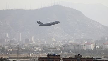 Lentokone nousee Kabulin lentokentältä.