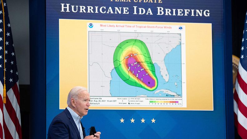 Presidentti Joe Biden hurrikaani Idaa koskevassa kokouksessa.