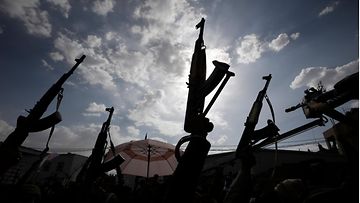 Houthien kannattajia AK47-rynnäkkökiväärien kanssa.