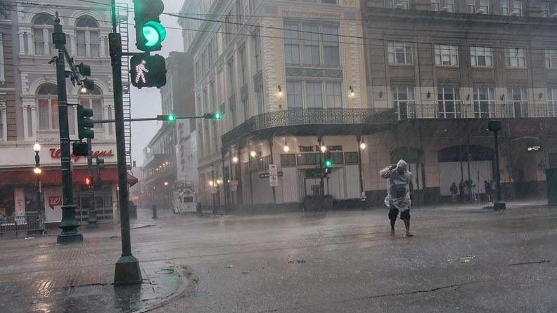 Ihminen ylittää katua New Orleansissa hirmumyrsky Idan aikaan.
