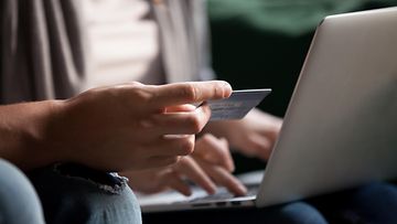 shutterstock verkkokauppa kuluttaja läppäri tietokone pankkikortti luottokortti shoppailu