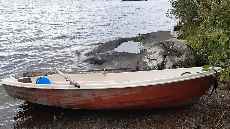 Poliisi pyytää havaintoja tästä soutuveneestä ja sen omistajasta Savonlinnassa.
