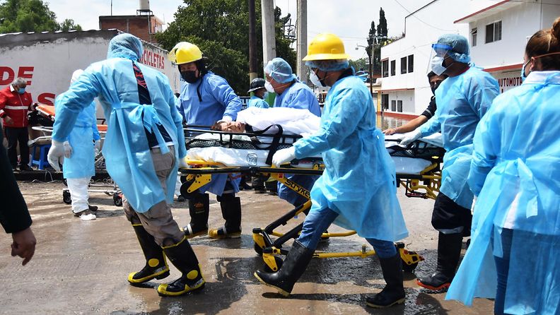LK 7.9.2021 Hoitohenkilökunta evakuoi potilaita meksikolaisesta sairaalasta tulvan katkaistua sähköt.