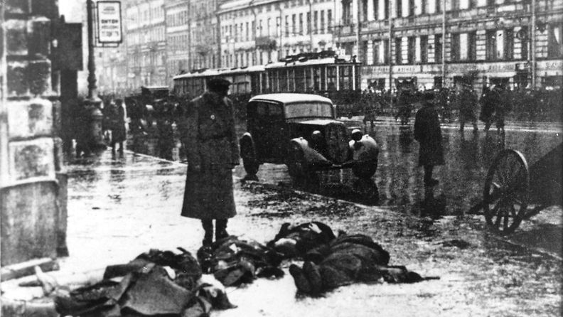 Tykistötulen uhreja Leningradissa.