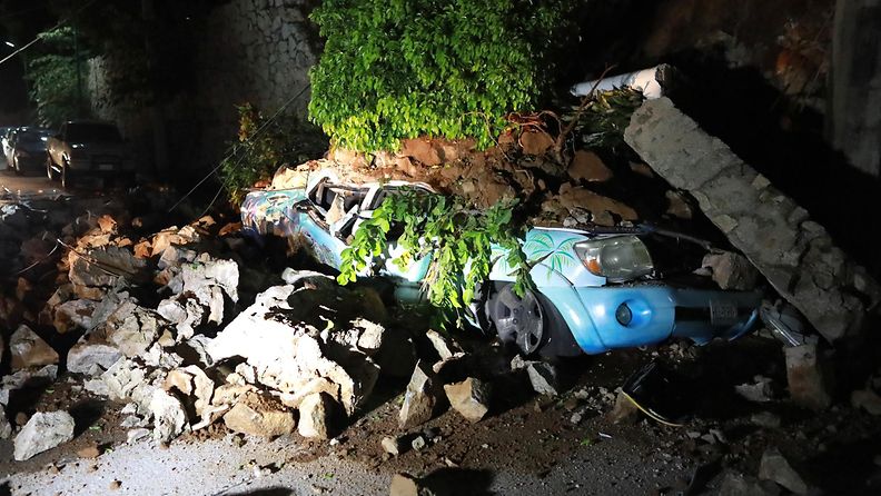 Auto on jäänyt sortuneen talon alle Meksikon Acapulcossa maanjäristyksen takia.