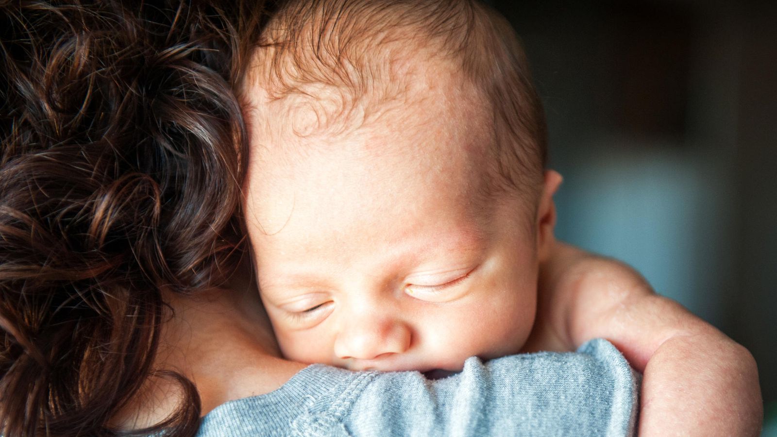 Ulosteensiirto normalisoi keisarileikkauksella syntyneen vauvan suoliston  mikrobiston 