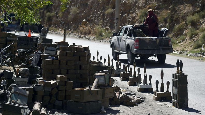 Taleban-taistelijoita auton kyydissä.
