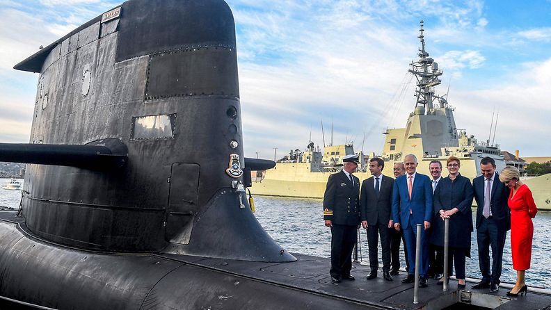 Ranskan ja Australian johtajia sukellusveneen kannella.