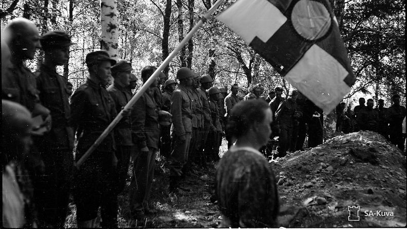 Ensimmäiset sankarihautajaiset Kiteen hautausmaalla 06.07.1941. Kuva: SA-kuva.