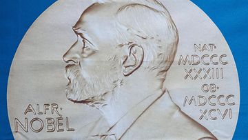 Alfred Nobelin kuva kankaalla.
