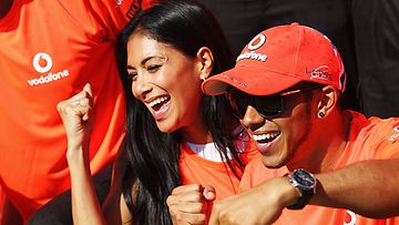 Lewis Hamilton ja Nicole Scherzinger riemuitsivat voittoa