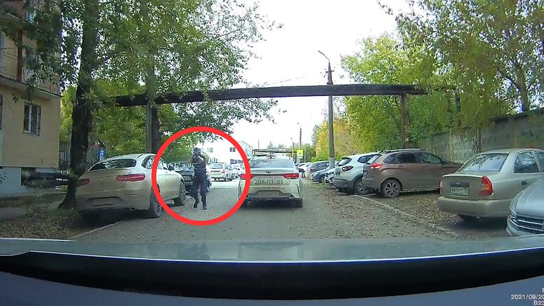 Autoilijan kojelautakameralle tallentui hirvittävä hetki Venäjällä – kouluampuja ilmestyi auton eteen, jonka jälkeen alkoi tulitus