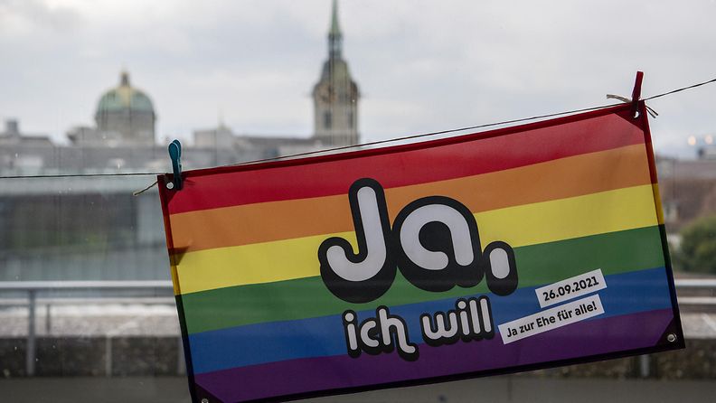 Sateenkaaren väreissä oleva lippu, jossa lukee Ja, ich will.