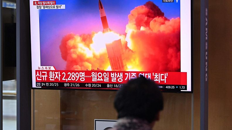Ihmiset katselivat Etelä-Koreassa televisiouutisia, jossa kerrottiin Pohjois-Korean laukaisseen jälleen ohjuksen. Kuvituksena käytettiin arkistokuvaa.