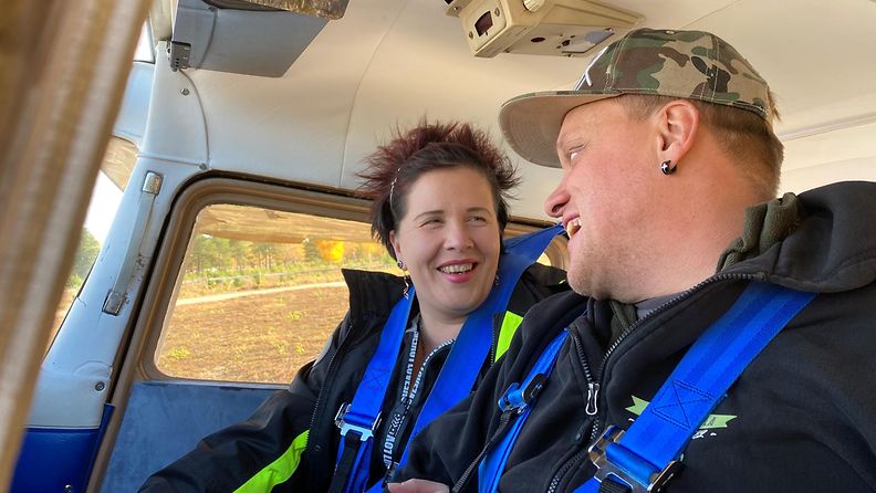 Susanna Hypen ja Timo Ranta lähtivät maanantaina katsomaan, miltä näyttää peltoon kaiverrettu kosinnan vastaus: She said yes!