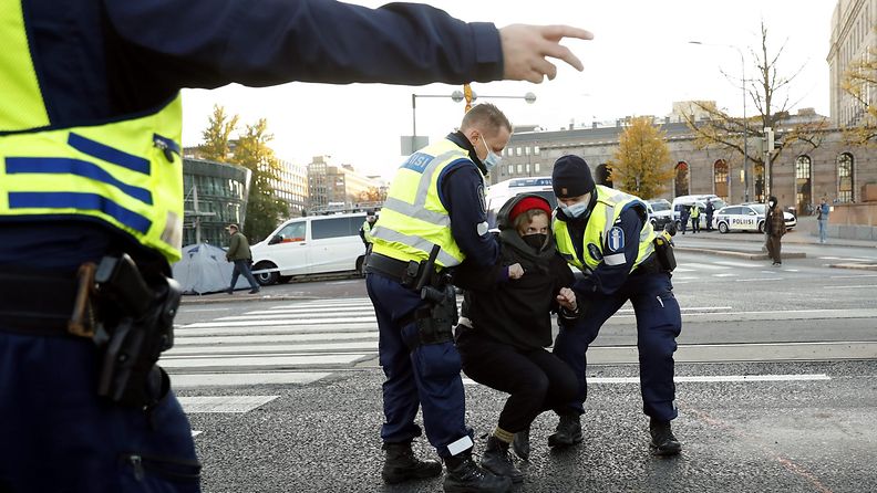 Poliisi kantaa Elokapinan aktiivia Helsingissä.