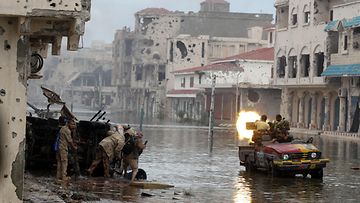 Libyalaiset kapinallistaistelijat tulittivat Gaddafin tukijoita kohti Sirten kaupungissa Libyassa vuonna 2011.