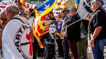 Carles Puigdemontin tukijoita kerääntyi oikeustalon ulkopuolelle maanantaina 4. lokakuuta.